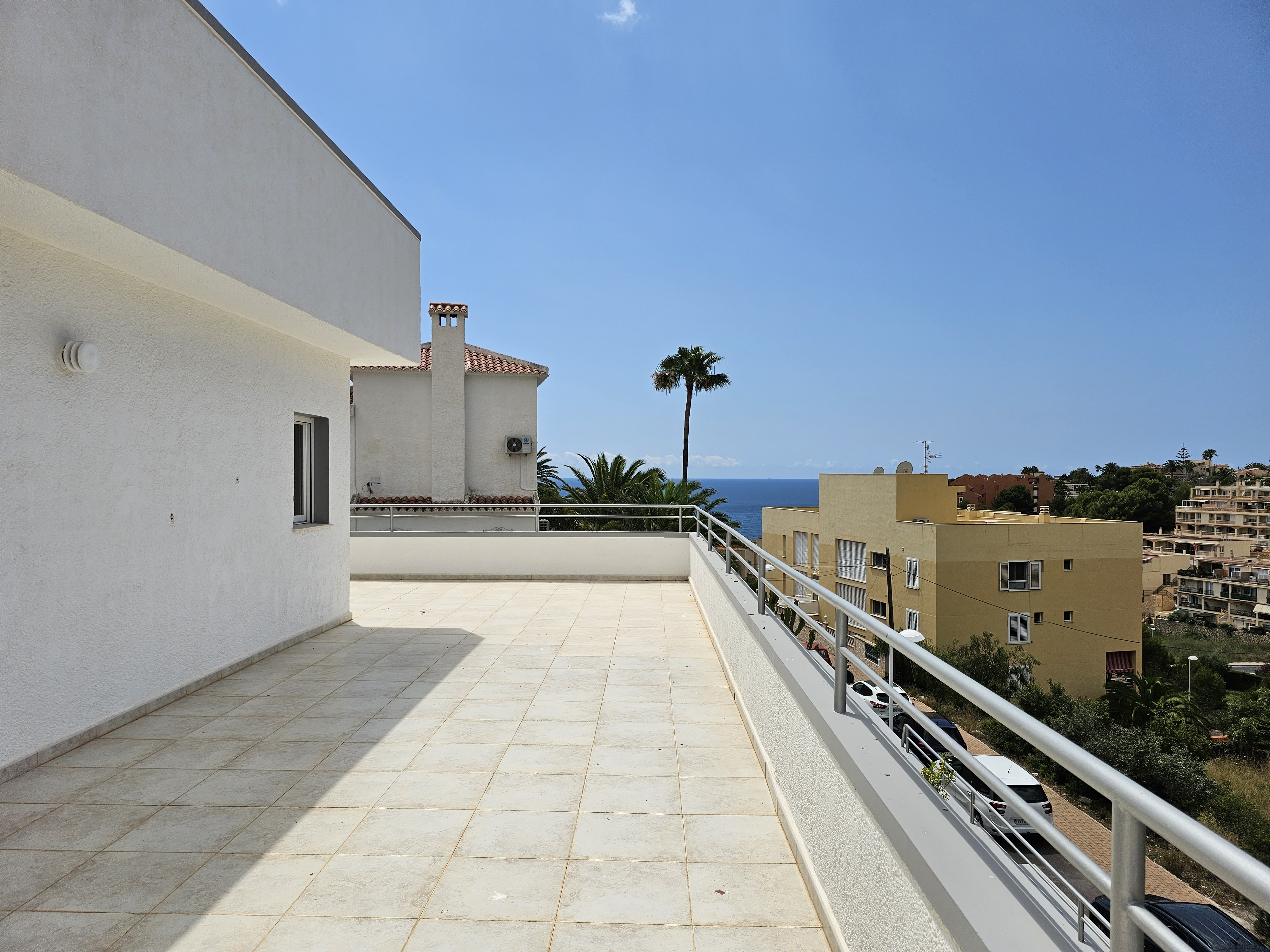 VILLA WITH LARGE INTERIOR SPACES WELL LOCATED A FEW STEPS FROM THE SEA AND THE URBAN CENTER.
