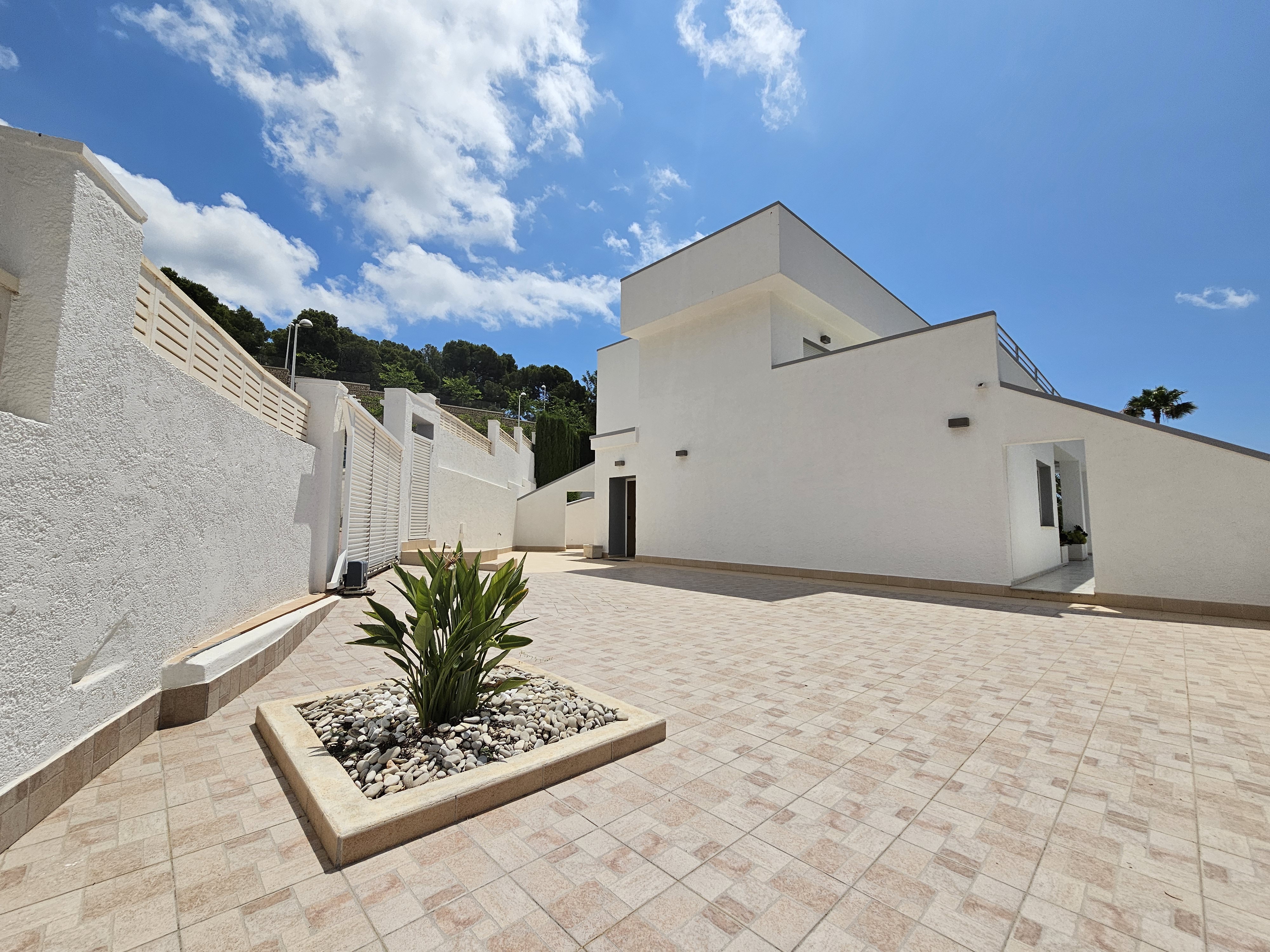 VILLA WITH LARGE INTERIOR SPACES WELL LOCATED A FEW STEPS FROM THE SEA AND THE URBAN CENTER.